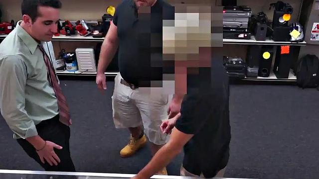 волосатый мишка заглатывает член и получает жаркий трах на работе