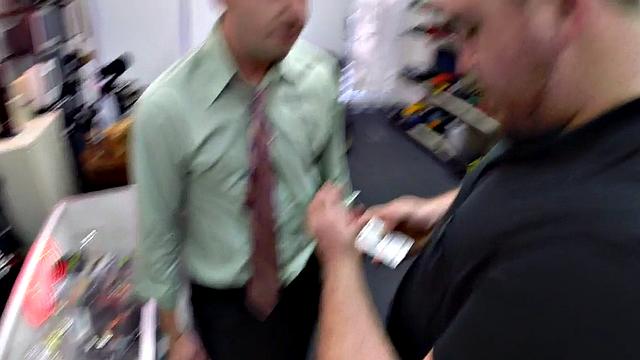 волосатый мишка заглатывает член и получает жаркий трах на работе