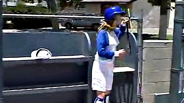 little april срывается и жестко дрочит киску на открытом воздухе