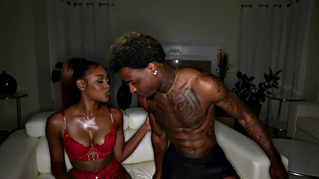 брюнетка в белье трахается и получает кунилингус от двоих