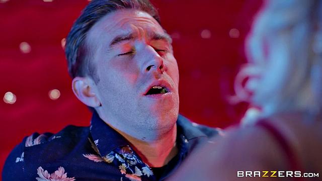 Бывшая стриптизерша трахается с Дэнни Д на глазах у его девушки в приватном зале клуба.