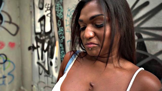 потверкала за наличку, а потом приняла хуй на ура, будто всю жизнь тренировалась