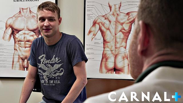 мускулистый красавец сдает зад горячему доктору на осмотр