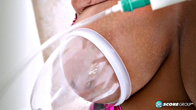 сексуальная блондинка в обтягивающем латексе балуется игрушками