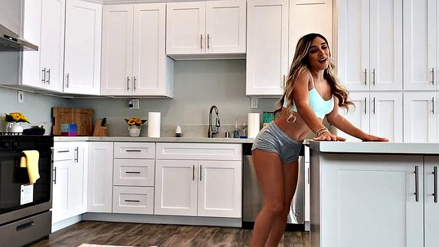 Lesbian babe pussylicks before analplay in erotic couple