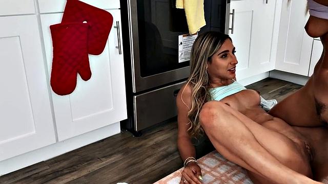 Lesbian babe pussylicks before analplay in erotic couple