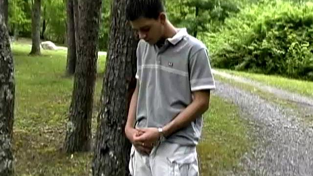 Донавин Фитч борется со скукой на даче - дрочит прямо на крыльце