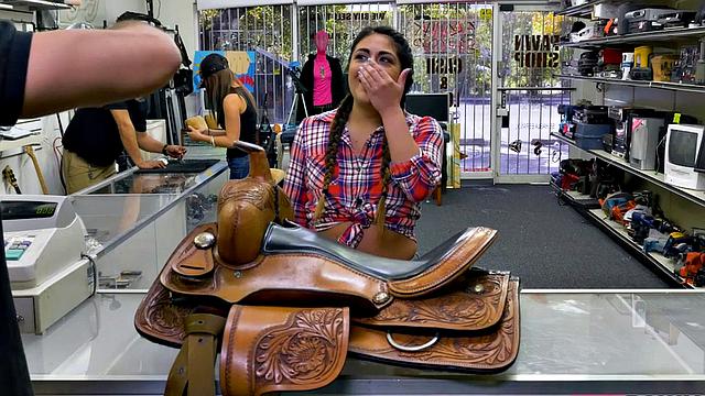 Hot Brunette Latina Pawnshop Amateur Gives Blowjob & Fucking in the Shop before Taking a Facial