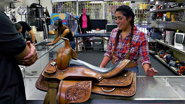 Hot Brunette Latina Pawnshop Amateur Gives Blowjob & Fucking in the Shop before Taking a Facial