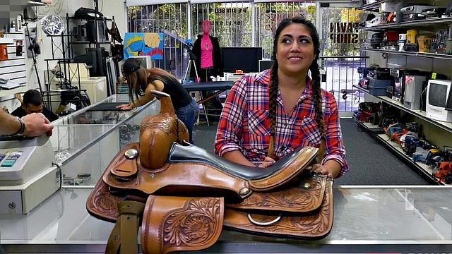 жаркая латинка раздевает ломбард и получает сперму на лицо от босса