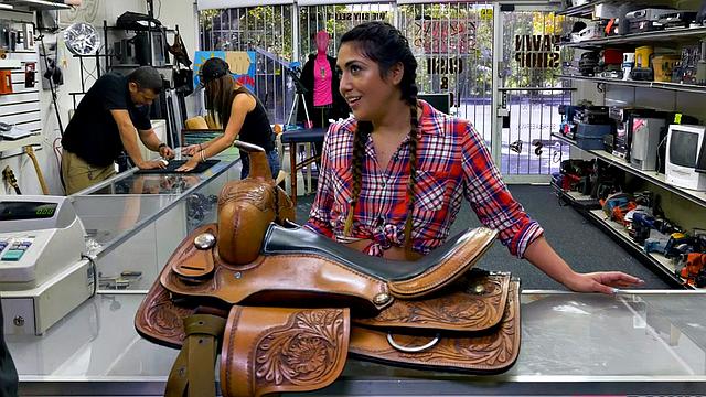 Hot Brunette Latina Pawnshop Amateur Gives Blowjob & Fucking in the Shop before Taking a Facial