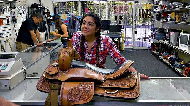 жаркая латинка раздевает ломбард и получает сперму на лицо от босса