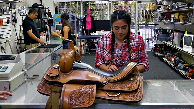 жаркая латинка раздевает ломбард и получает сперму на лицо от босса