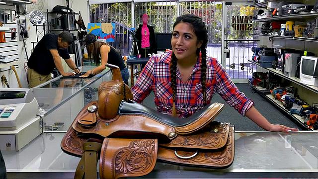 Hot Brunette Latina Pawnshop Amateur Gives Blowjob & Fucking in the Shop before Taking a Facial