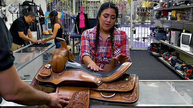 жаркая латинка раздевает ломбард и получает сперму на лицо от босса