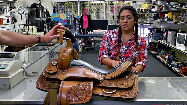 жаркая латинка раздевает ломбард и получает сперму на лицо от босса