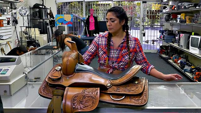 Hot Brunette Latina Pawnshop Amateur Gives Blowjob & Fucking in the Shop before Taking a Facial