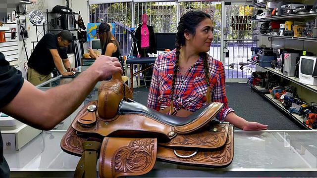 жаркая латинка раздевает ломбард и получает сперму на лицо от босса