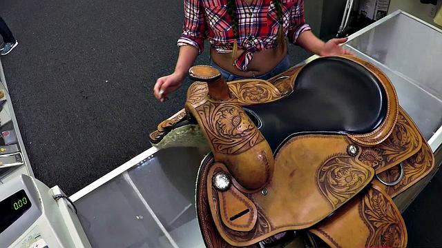 Hot Brunette Latina Pawnshop Amateur Gives Blowjob & Fucking in the Shop before Taking a Facial