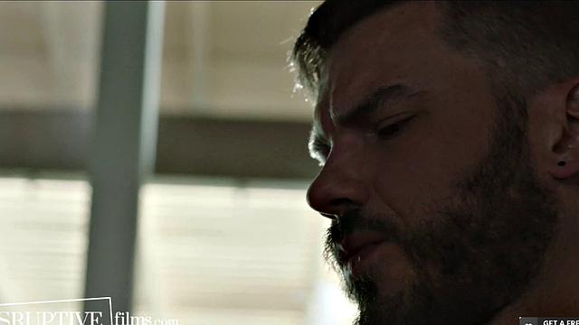 джонни форд пробует анал с игрушками под взглядом вуайериста