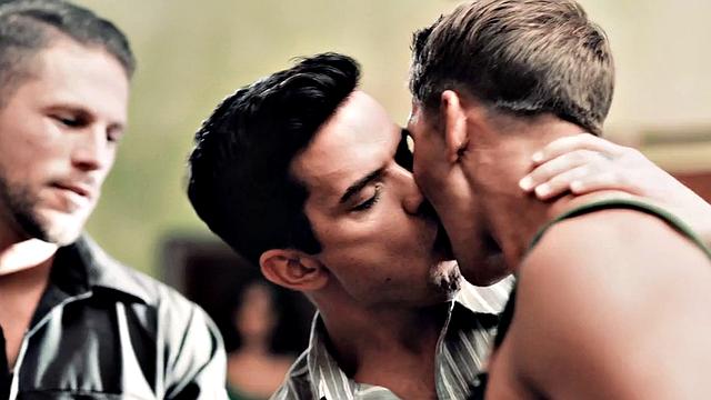 сводные братья устраивают групповуху без резинки на диване