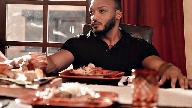 сводные братья устраивают групповуху без резинки на диване