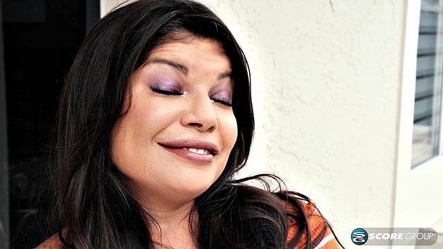 MILF Isabella Flames with the pool boy