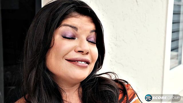 MILF Isabella Flames with the pool boy