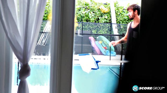 MILF Isabella Flames with the pool boy