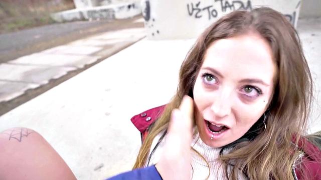 татуированная европеянка кайфует от жёсткого секса с парой на улице