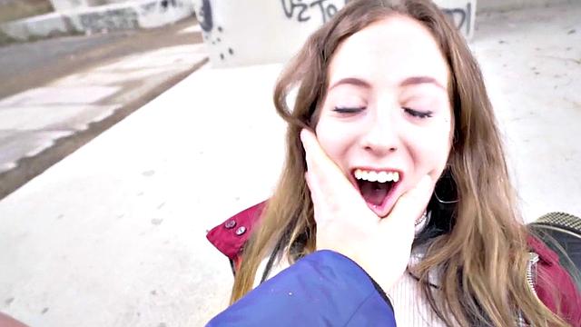 татуированная европеянка кайфует от жёсткого секса с парой на улице