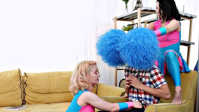 Сара Рич и Милана срывают форму, когда жажда доводит до бешеного трио