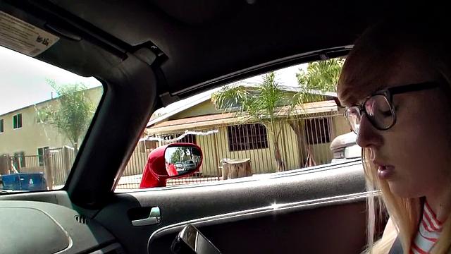 Эриэл Скай получает жёсткий секс на природе в шортах и очках