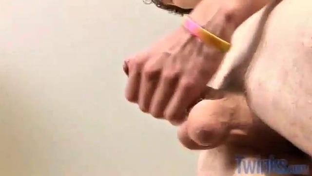Билли Симондс пропускает спортзал и потеет в постели с другом