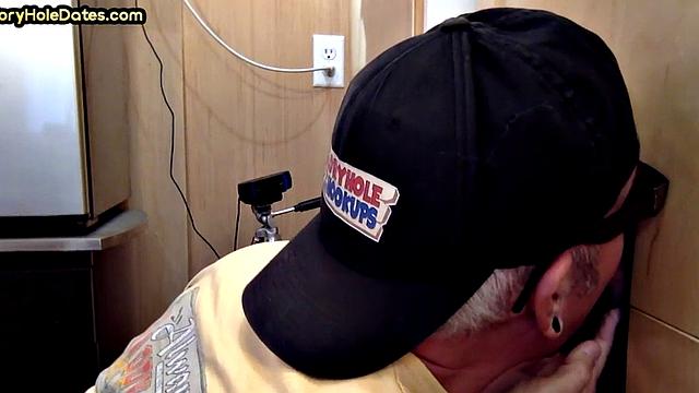 зрелый мужик в слинге получает римминг и трах у глори-хола