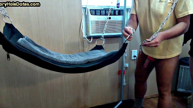 зрелый мужик в слинге получает римминг и трах у глори-хола