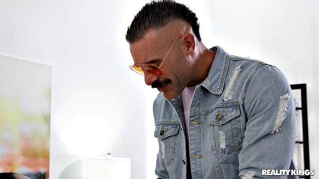 Присмотрелась к деньгам, а получила крепкий трах от папочки подруги - Алексис Тэ не промах!