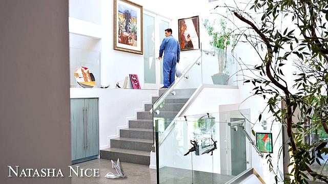 Зрелая Наташа Найс развлекается на массажном столе и доводит дело до конца.