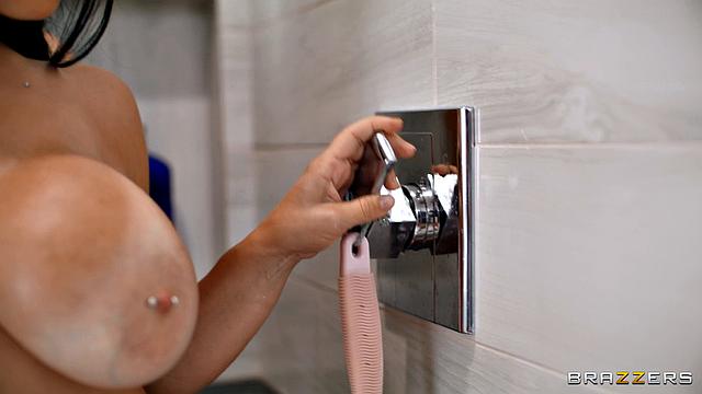 Две пылкие дамы зовут парня на жаркий тройничок - шутки в душе, страсть в постели!