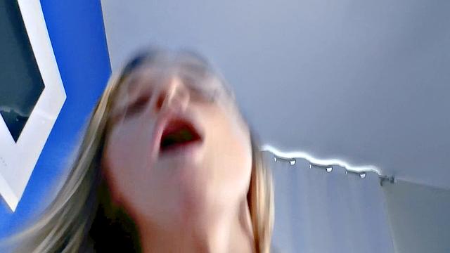 смотри, как никki sweet расплачивается с хозяином жарким сексом на диване