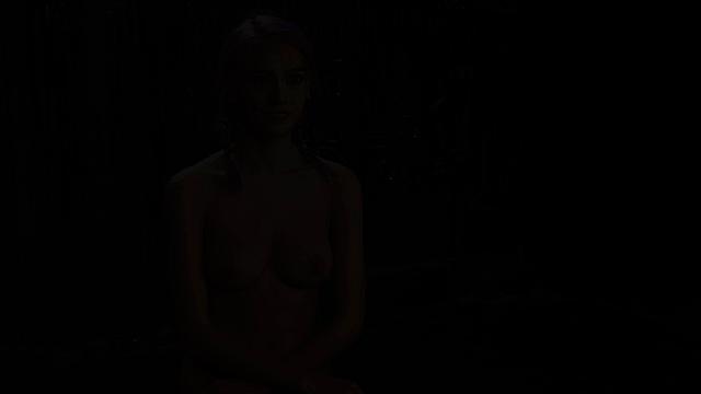 жесткое бондаж-шоу: волосатую сабу долбят у шеста