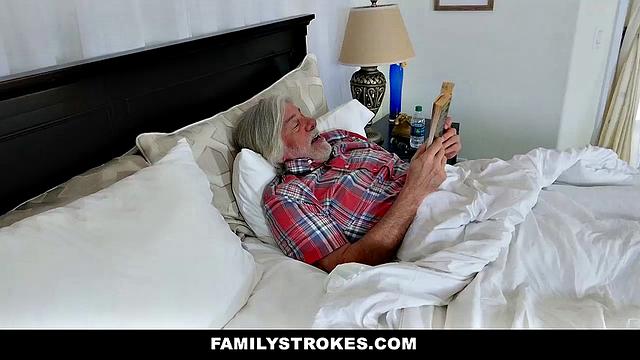 мачеха пришла за массажем, а ушла без трусов