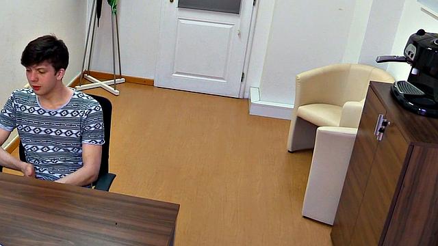 грязный европеец получает жесткий анальный трах от развратного парня