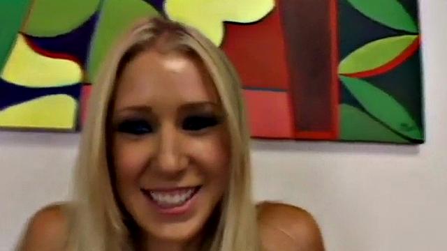 блондиночка в pov, типа на фитнес ходит, а сама трахается