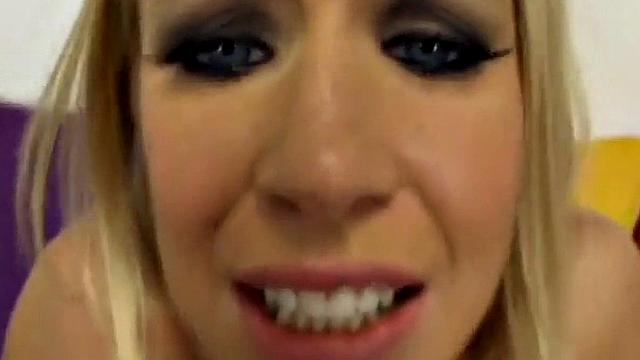 блондиночка в pov, типа на фитнес ходит, а сама трахается