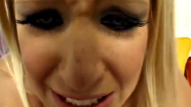 блондиночка в pov, типа на фитнес ходит, а сама трахается