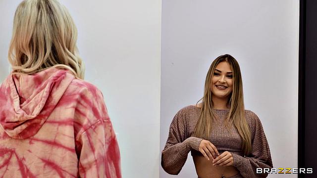 Gizelle и Kendra устроили масляный трах в комнате соседок, обжали друг друга по полной программе.