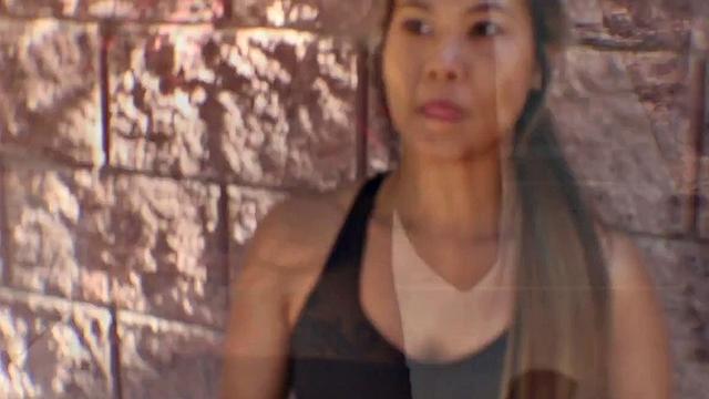 азиатская милфа впервые берет в себя черный член