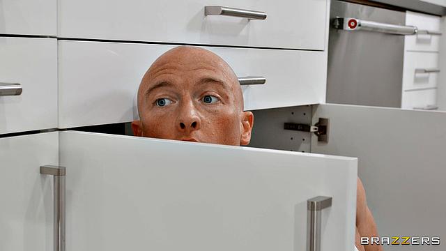 под видом ремонта луна просто села лицом на сантехника