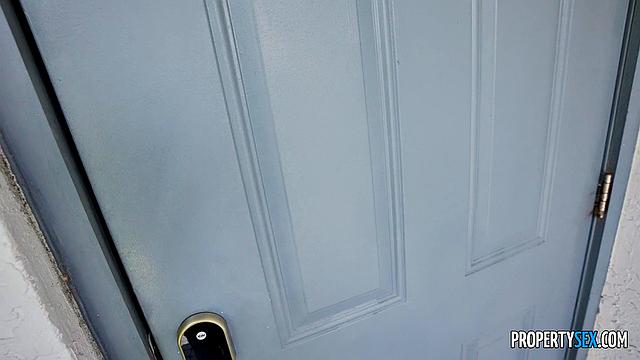 Риэлторша с утра не кофе пьёт, а член сосёт